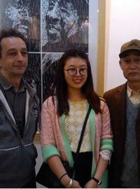 吕Kaiqi与威尼斯美院校长（右）和教授（左）合影留念